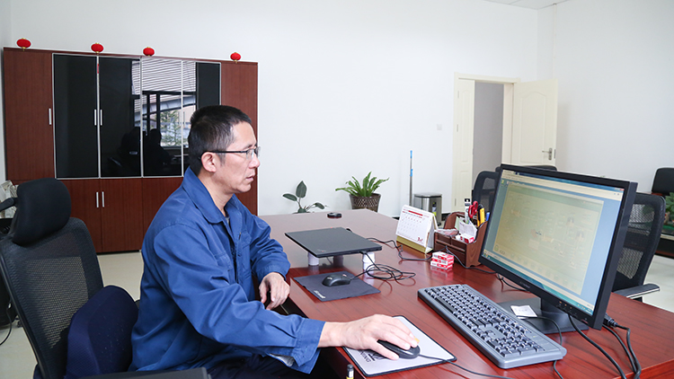 肖云通過在線檢測(cè)系統(tǒng)，分析選礦生產(chǎn)數(shù)據(jù).JPG