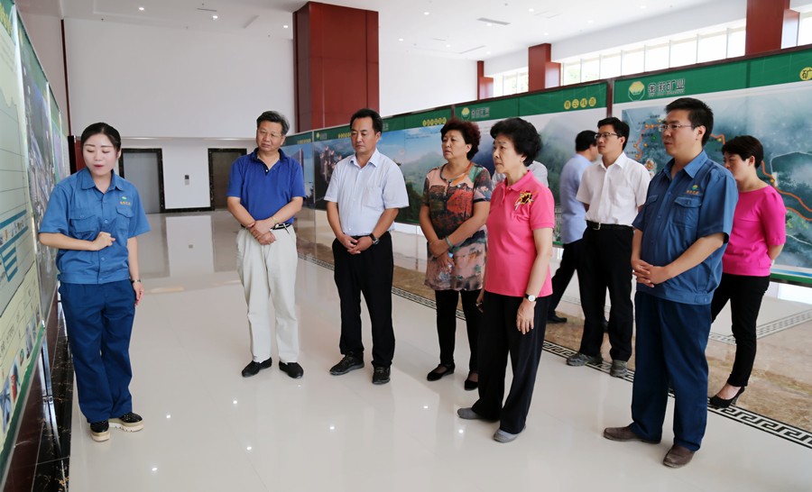 1-2015年8月，全國政協(xié)副主席、中國科學(xué)院院士王志珍一行蒞臨金徽股份調(diào)研。.jpg