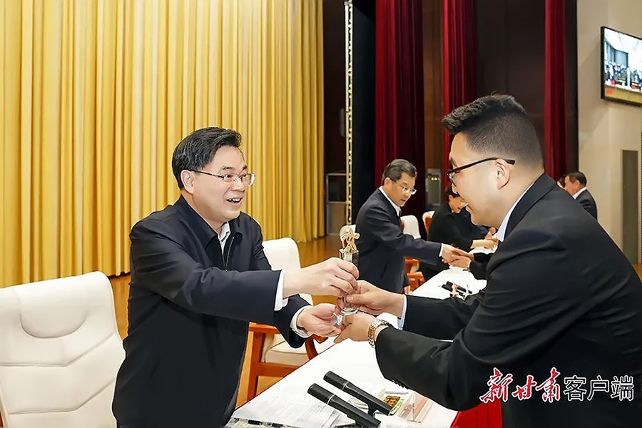 2-2023年5月，省委書記、省人大常委會主任胡昌升為金徽礦業(yè)旅游景區(qū)授“全省文化旅游發(fā)展突出貢獻(xiàn)集體獎(jiǎng)”。.jpg