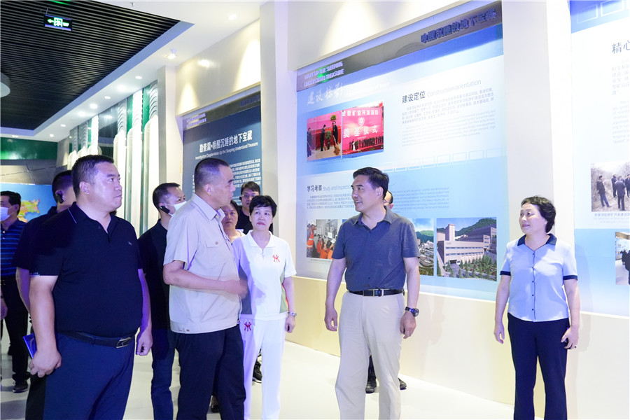 12-2022年8月，省委常委、省委統(tǒng)戰(zhàn)部長孫雪濤帶領(lǐng)帶領(lǐng)全省黨外代表人士考察團(tuán)蒞臨金徽股份調(diào)研指導(dǎo)。.jpg