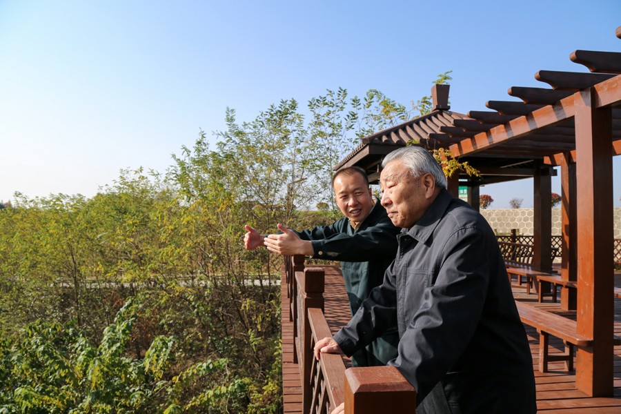 21-2019年10月，國家水利部原副部長王守強(qiáng)參觀金徽股份時(shí)盛贊：金徽股份是綠色礦山、文明礦山、美麗礦山。.jpg