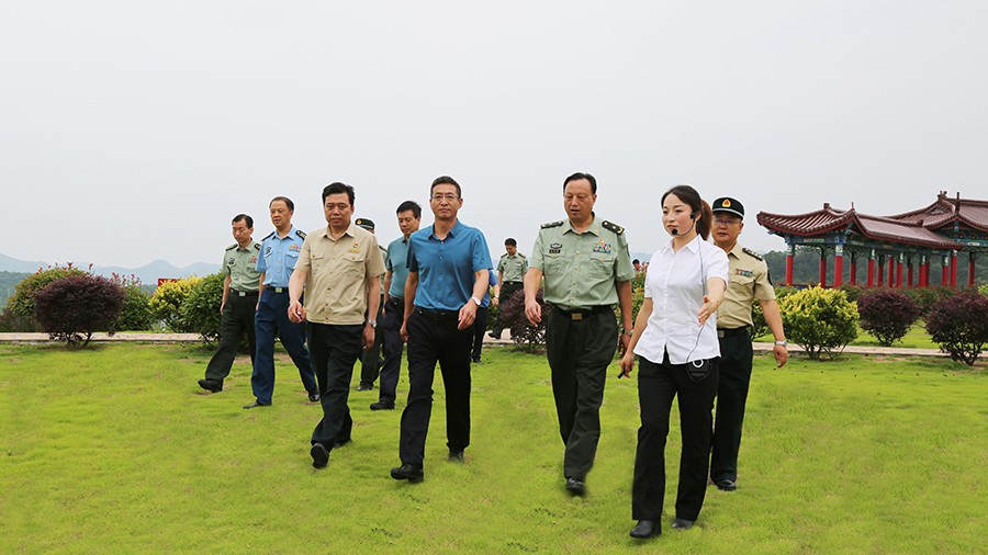 17-2020年7月，省委常委、省軍區(qū)司令員王文清蒞臨金徽股份調(diào)研企業(yè)編兵和綠色礦山建設(shè)工作是表示：金徽股份將民兵作為企業(yè)應(yīng)急救援力量的一員，充分發(fā)揮了民兵作用，立起了在企業(yè)編兵的標(biāo)桿。.jpg