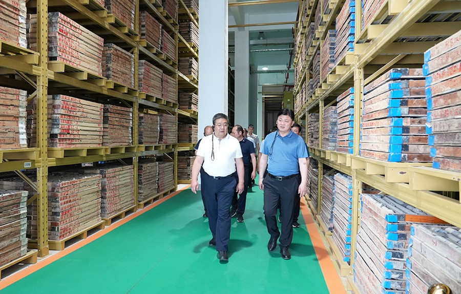 51-2022年6月，省農(nóng)業(yè)農(nóng)村廳一級巡視員朱寶瑩蒞臨金徽股份調(diào)研綠色礦山建設(shè)工作。.jpg
